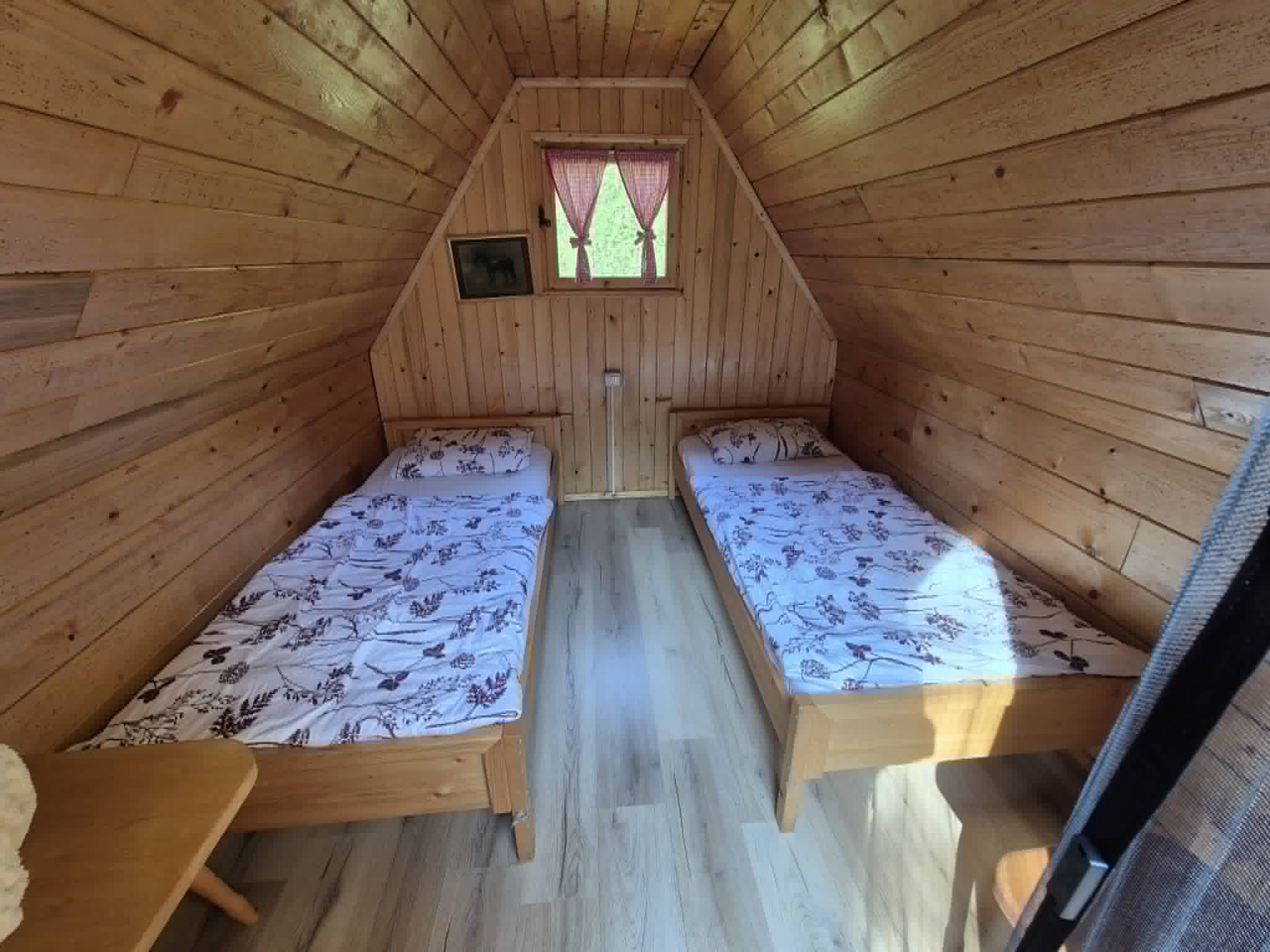 Pogled na Camp Šorli Koritnica — kampirna mesta ob potoku Koritnica, Baška Grapa