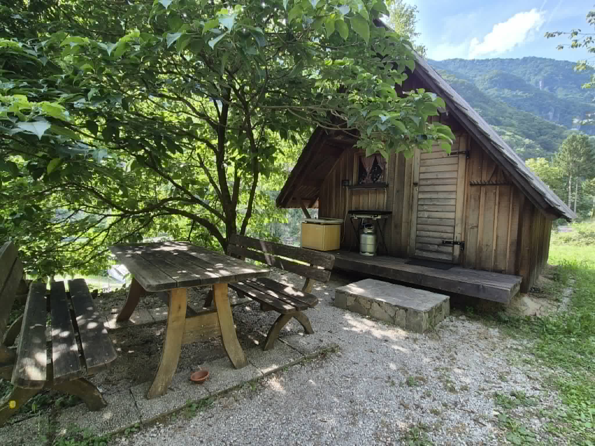 Zelena okolica kampa Šorli ob reki Bača, Grahovo ob Bači